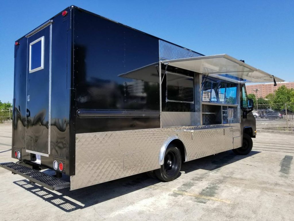 2000 Freightliner MT45 Food Truck – Fully Equipped