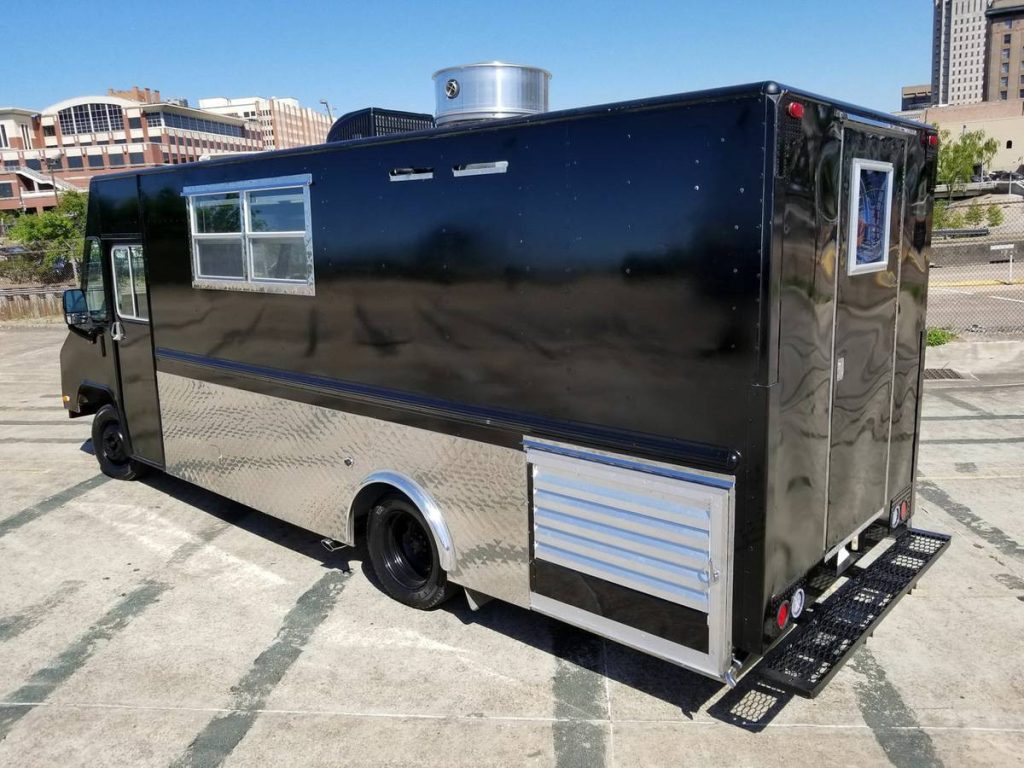 2000 Freightliner MT45 Food Truck – Fully Equipped