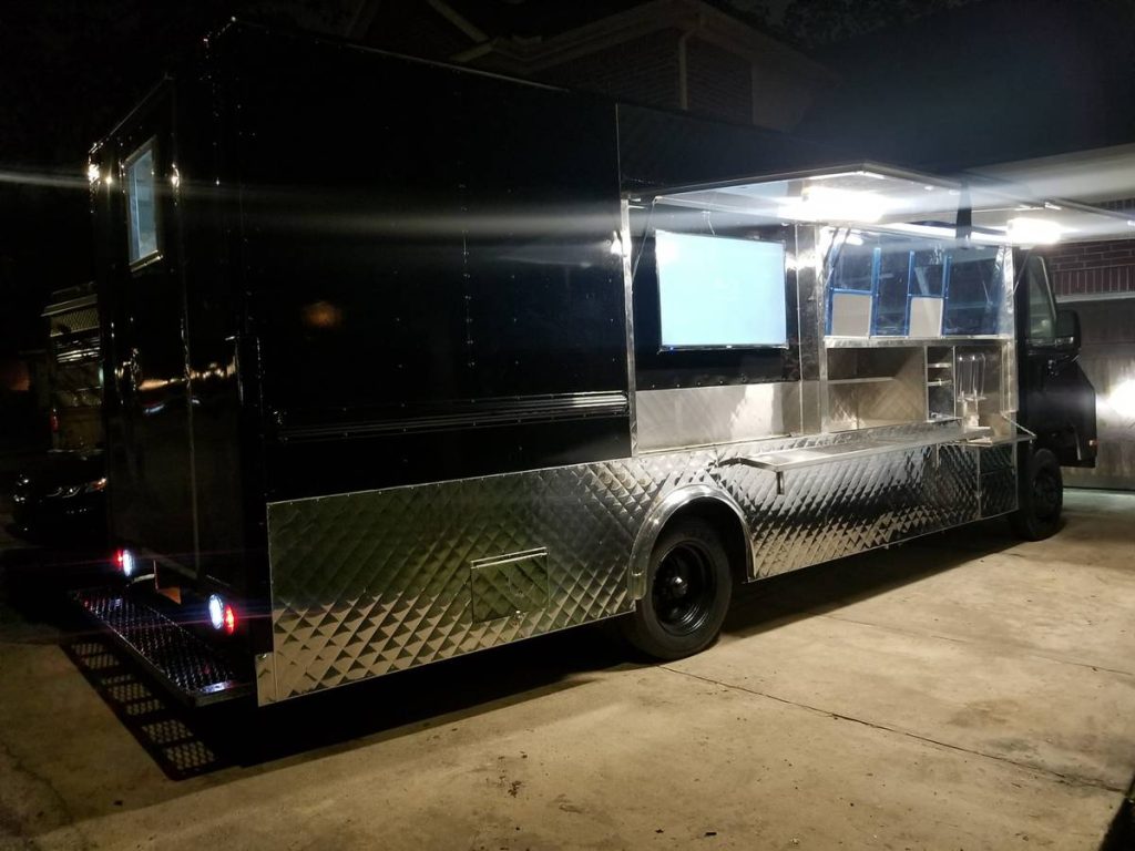 2000 Freightliner MT45 Food Truck – Fully Equipped